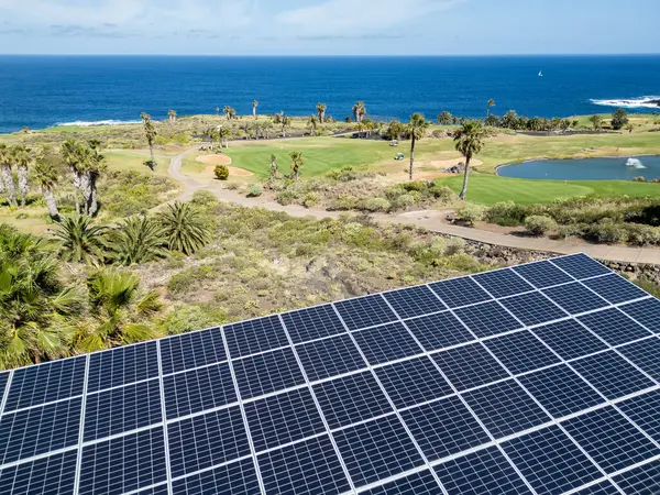 Tenerife kıyısındaki fotovoltaik paneller