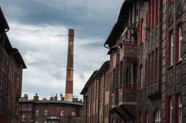 KATOWICE, POLAND - 7 Haziran 2025: Nikiszowiec tuğla binalı tarihi madencilik yerleşkesi.