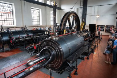 ZABRZE, POLAND - 7 Haziran 2025: Kraliçe Luiza Adit, Zabrze Kömür Madencilik Müzesi, fotoğraf. iş sırasında buhar motoru.