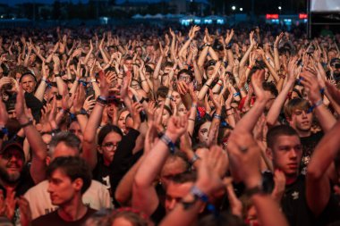 JAROCIN, POLAND - 18 Temmuz 2025: 2025 Jarocin Festivali Rock müzik ile. Kalabalık sahnenin önünde alkışlıyor.