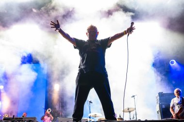 JAROCIN, POLAND - 18 Temmuz 2025: 2025 Jarocin Festivali Rock müzik ile. Kult konserinde Vocal Kazik Staszewski.