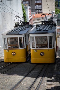 LISBON, PORTUGAL - 19 Mayıs 2025: Lizbon caddesinde ünlü Elevador da Gloria.