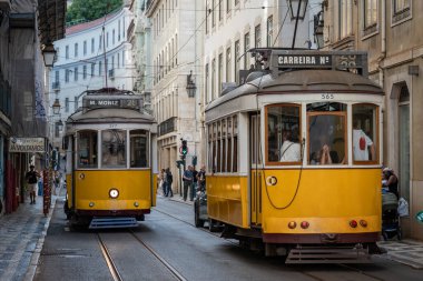 LISBON, PORTUGAL - 19 Mayıs 2025: Lizbon caddesinde 28 numaralı ünlü tramvay.