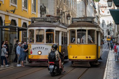 LISBON, PORTUGAL - 19 Mayıs 2025: Lizbon caddesinde 28 numaralı ünlü tramvay.