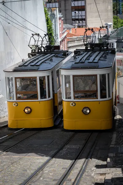 LISBON, PORTUGAL - 19 Mayıs 2025: Lizbon caddesinde ünlü Elevador da Gloria.