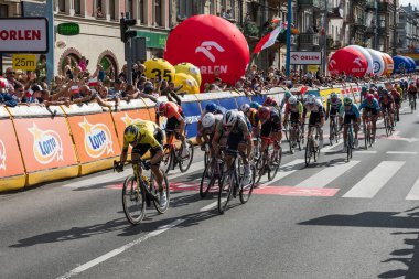 POLAND - 4 AĞUSTOS; 2025: yol bisikleti yarışı 82. Pologne Turu. Birinci aşama Wroclaw - Legnica. Peloton işi bitti..