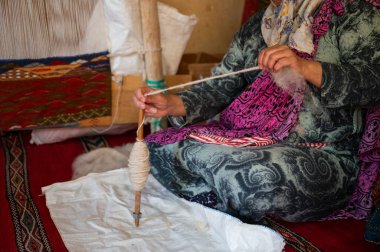 Fas 'ta bir halı yapım atölyesinde masal anlatan bir kadın.