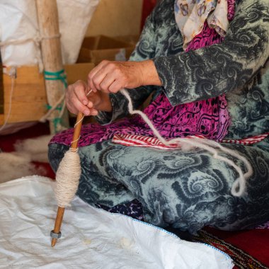 Fas 'ta bir halı yapım atölyesinde masal anlatan bir kadın.