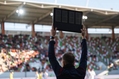 Teknik hakem gösteri tahtası, futbol maçında fazladan zaman olmadan..