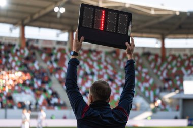 Teknik hakem, futbol maçında 1 dakika fazladan zaman gösteriyor..