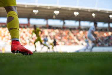 400mm 'lik futbol maçında futbolcu bacakları.