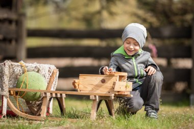 Gülümseyen 6 yaşındaki çocuk dışarıda oynuyor.