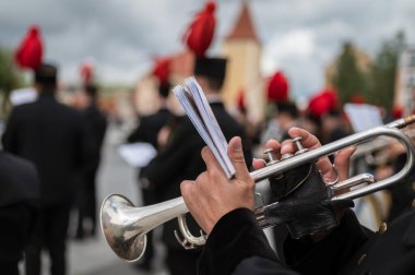 Arka plandaki madencilik orkestrasında insan eli olan trompet ayrıntıları..