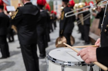 Çubuk ve davulların ayrıntıları arka plandaki madencilik orkestrasında davulcunun elinde..