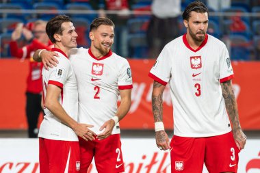 CHORZOW; POLAND - 7 Eylül 2025: FIFA 2026 elemeleri. Futbol maçı Polonya 'ya karşı Finlandiya. Joy Jakub Kaminski (L) Matty Cash (M) Przemyslaw Wisniewski (R) gol attıktan sonra 