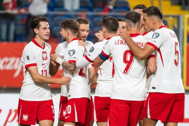 CHORZOW; POLAND - 7 Eylül 2025: FIFA 2026 elemeleri. Futbol maçı Polonya 'ya karşı Finlandiya. Joy Jakub Kaminski (L) Matty Cash (M) Cila takımı gol attıktan sonra 