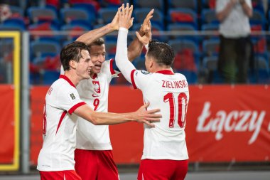 CHORZOW; POLAND - 7 Eylül 2025: FIFA 2026 elemeleri. Futbol maçı Polonya 'ya karşı Finlandiya. Joy Jakub Kaminski (L) ve Robert Lewandowski (9) Piotr Zielinski (R) gol sonrasında.