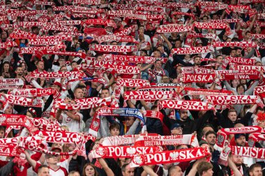 CHORZOW; POLAND - 7 Eylül 2025: FIFA 2026 elemeleri. Futbol maçı Polonya 'ya karşı Finlandiya. Eşarplı Polonyalı taraftarlar.