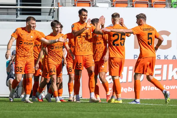 LUBIN, POLAND - 21 Eylül 2025 KGHM Zaglebie Lubin ve Motor Lublin arasındaki futbol maçı. Leonardo Rocha 'dan sonra Zaglebie' nin Joy takımı gol attı (55).