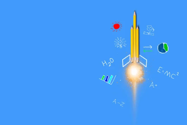 Εκπαιδευτική Ιδέα Διαχείριση Γνώσης Κίτρινος Πύραυλος Μολυβιού Μπλε Φόντο — Φωτογραφία Αρχείου