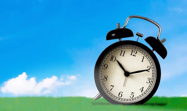 Concepto Tiempo Reloj Sobre Fondo Azul Del Cielo — Foto de Stock