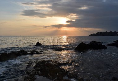 Hırvatistan 'da denizde güzel bir gün batımı. Romantik akşam fotoğrafçılığı.