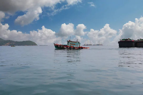 Bogserbåtar Och Lastfartyg Förtöjda Viken Koh Sichang Transportcenter Och Berömda — Stockfoto