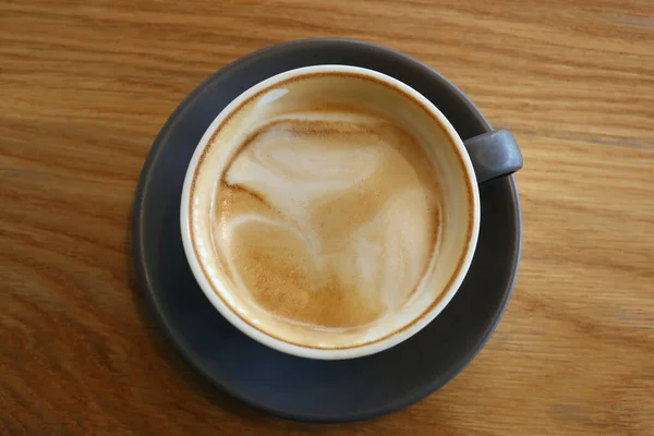 咖啡杯放在咖啡店的桌子上 咖啡喝完后 空咖啡杯 — 图库照片