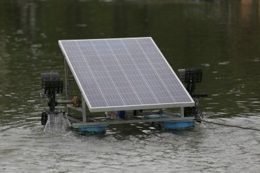 Göldeki güneş enerjisiyle çalışan su türbini, enerji üretimi ve enerji tasarrufu için gelecek teknolojileri.