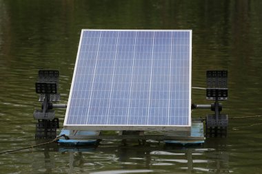 Göldeki güneş enerjisiyle çalışan su türbini, enerji üretimi ve enerji tasarrufu için gelecek teknolojileri.