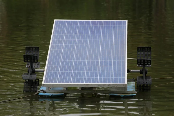 Göldeki Güneş Enerjisiyle Çalışan Türbini Enerji Üretimi Enerji Tasarrufu Için — Stok fotoğraf