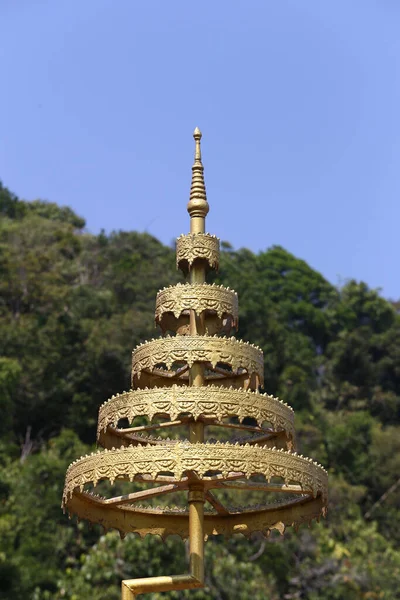 Dağlarda Gökyüzünde Beş Katmanlı Altın Sembol Budizm Sembolü — Stok fotoğraf