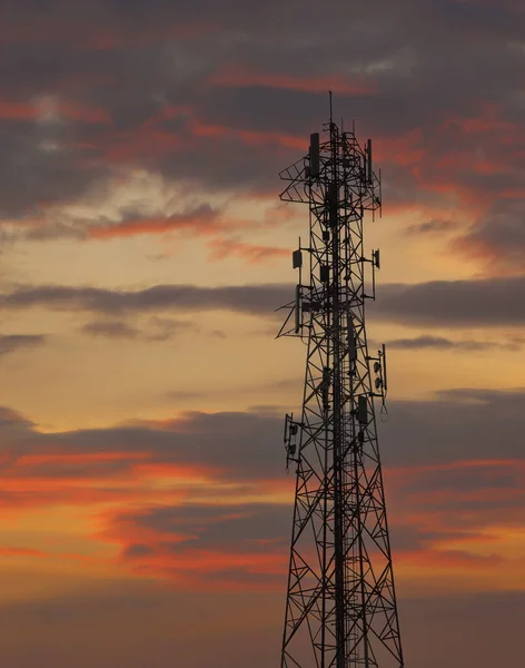 Telefonmast Vor Dämmerigem Himmel Antenne Des Internetsystems Und Des Mobilfunknetzes — Stockfoto