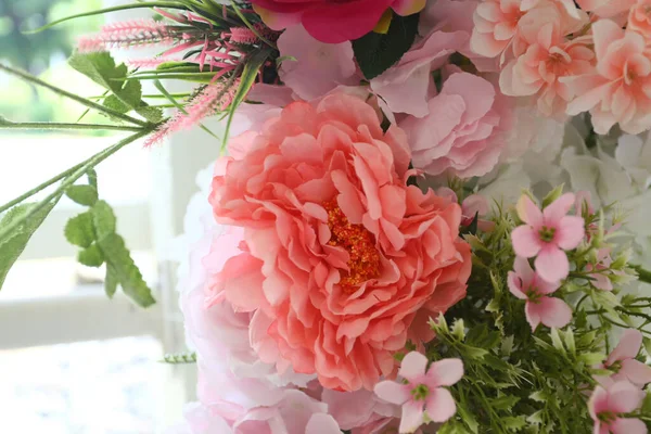 Ψεύτικα Λουλούδια Διακοσμούν Εσωτερικό Ενός Ξενοδοχείου Όμορφα Χρώματα Από Ψεύτικα — Φωτογραφία Αρχείου