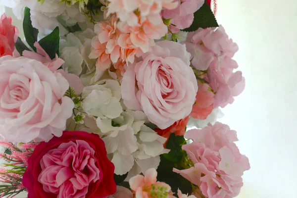 Ψεύτικα Λουλούδια Διακοσμούν Εσωτερικό Ενός Ξενοδοχείου Όμορφα Χρώματα Από Ψεύτικα — Φωτογραφία Αρχείου