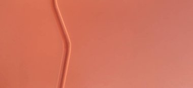 İşinizde arka plan tasarımı için sol tarafta kıvrımlı çizgiler olan turuncu plastik dokusu.