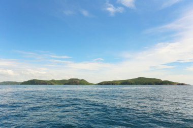 Manzaranın güzelliğinde mavi gökyüzü ve deniz manzarası Tayland 'ın Chonburi eyaletinde bir deniz..