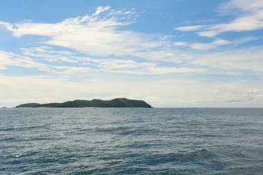 Manzaranın güzelliğinde mavi gökyüzü ve deniz manzarası Tayland 'ın Chonburi eyaletinde bir deniz..