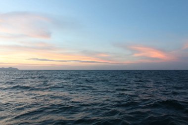 Bir kış sabahı deniz, güçlü rüzgarlar ve ufukta sabah güneşinin ışınları Tayland 'da güzel bir deniz..