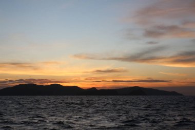 Bir kış sabahı deniz, güçlü rüzgarlar ve ufukta sabah güneşinin ışınları Tayland 'da güzel bir deniz..