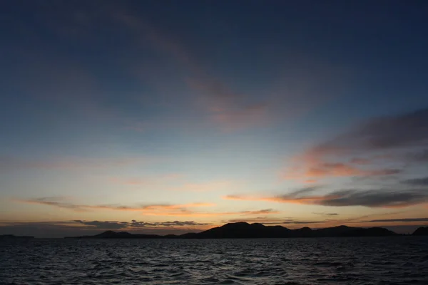 Море Зимовий Ранок Сильними Вітрами Променями Ранкового Сонця Горизонті Красиве Стокове Фото
