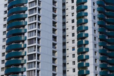 Pencereleri ve camları olan büyük bir bina, yüksek binaların mimarisi çalışmalarınızı tasarlamak için kullanılabilecek bir zemin olarak ortaya çıkıyor..