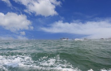 Tayland 'ın Chonburi eyaletinin Pattaya körfezinde sürat teknesi, Tayland' ın deniz manzarası bunlar popüler turizm beldeleri..