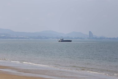 Pattaya City 'deki Jomtien sahiline demirlemiş kum emme botu ve botlar kumsalı genişletmek için kumsalı dolduracak..