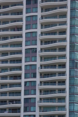 Yüksek bina arka planı, iş arkaplanı konseptinde tasarım için pencereleri ve kapısı olan bina tarafı.