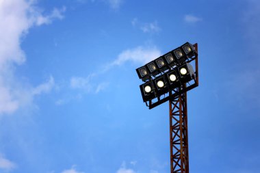 Mavi gökyüzü arka planında büyük bir ışık direği ve çalışma konseptinizde tasarlamak için kopya alanı.