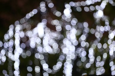 İş konseptinizde tasarım için arka planda Noel ağacı ışıkları bulanık beyaz bokeh.