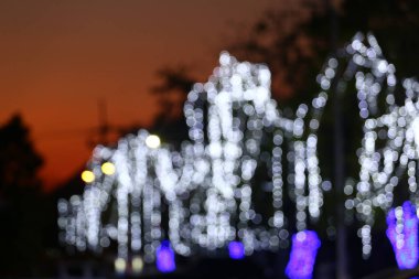 İş konseptinizde tasarım için arka planda Noel ağacı ışıkları bulanık beyaz bokeh.