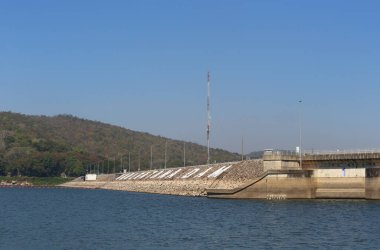 Gündüz Ubonrat Barajı 'nın manzarası güneşli ve açık havada, Isaan Tayland' daki büyük baraj Khon Kaen Eyaleti 'nde yer almaktadır..