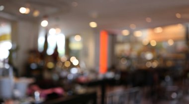 Geniş Açı, kahve dükkanının içini bulanıklaştırdı. Çalışma konseptinizdeki tasarım için Görüntü Kafe soyut arka planı..
